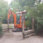 Die alte Hängebrücke wird abgebaut.