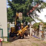 Die ersten Teile für das neue Klettergerüst kommen.