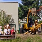 Der Bagger bringt die grossen Teile ...