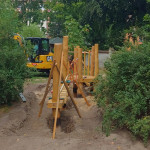 Das Fundament muss austrocknen. Die Teile werden zusammengesetzt.