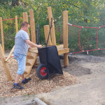 Rindenmulch wird als Fallschutz aufgefüllt.