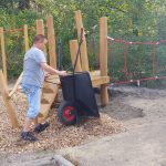 Rindenmulch wird als Fallschutz aufgefüllt.