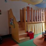 Podest zum Spielen und Schlafen mit Höhle. Podest zum Spielen und Schlafen mit Höhle.