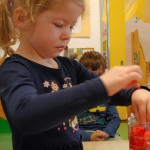 Krepppapier wurde in Wasser getaucht.