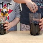 Braune und weiße ausgeblasene Eier wurden in das farbige Wasser getunkt.