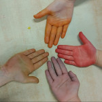 Auch die Hände wurden gefärbt.