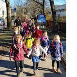 Auf geht es zur Osterwiese, dort hat der Osterhase die Osterkörbchen versteckt.