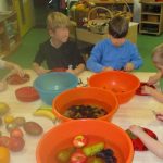 Obst schneiden ... Obst schneiden ...