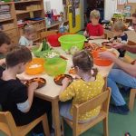 Gemüse schneiden für die Suppe. Gemüse schneiden für die Suppe.