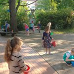 Auf Schnipseljagd am nächsten Tag und ganz schnell war der Garten wieder sauber. :-)