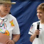 Carola die Zoopädagogin führt mit dem "Schülerpraktikanten" durch das Programm.