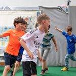 Die Fußballweltmeisterschaften 2010 erlebte er mit dem 5. Versuch.
Die Jungs der Hortgruppe haben ihn dort empfangen.