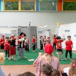 Beim Versuch Nummer 6, ist er bei den Piraten angekommen. Die Darsteller waren die Kinder der "Hummelkiste".