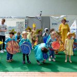 Weil es mit der Zeitmaschine nicht geklappt hat, ist der Professor in seine Rakete gestiegen und durch das Weltall in das Jahr 2025 geflogen. Die Gruppe der "Sternenkinder" hat ihn dabei begleitet.