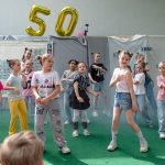 In der Kita "Spatzennest" hat die Party schon begonnen und die Mädchen der "Hortgruppe" haben den Professor dort empfangen.