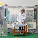 Professor "Blitzbirne" lebt im Jahr 2200 und macht eine Zeitreise, um in das Jahr 2025 zu kommen und dort die Kita "Spatzennest" zu besuchen, die ein ganz besonderes Jubiläum feiert.