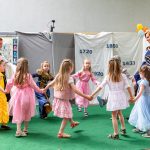 Sein 1. Versuch, mit der selbstgebauten Zeitmaschine brachte ihn in das Mittelalter. Die Gruppe der "Pfiffikusse" hat dies dargestellt.