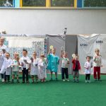 In die Zeit, in der die Elektrizität erforscht wurde, im 17. Jahrhundert, landete er mit dem 3. Versuch. Darsteller waren die Kinder der Gruppe "Pfiffikusse".