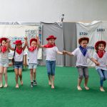 Zu den Cowboys, dargestellt von Kindern der Gruppe "Glühwürmchen", kam er mit dem 4. Versuch.